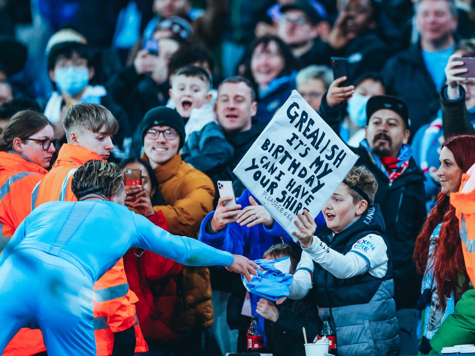 示了他对球 示了他对球